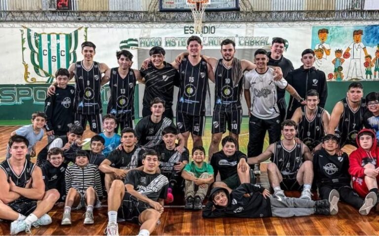 Partido de básquet entre Pingüinos y Sportivo Corrientes en el estadio Laucha Cabral