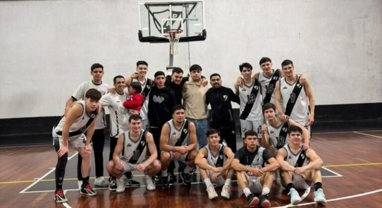 Partido de básquetbol entre Pingüinos y Español en el estadio Marcelino Cora Ojeda