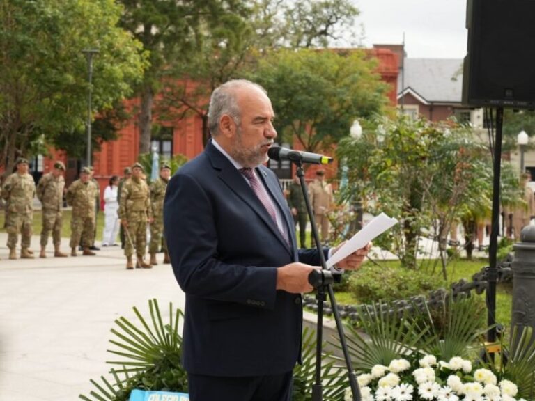 Acto oficial por el aniversario del paso a la inmortalidad del General San Martín en la plaza 25 de Mayo de Corrientes