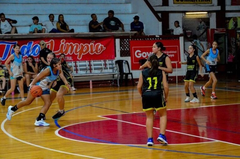 Partido de básquet femenino infantil en el club Unión de Goya