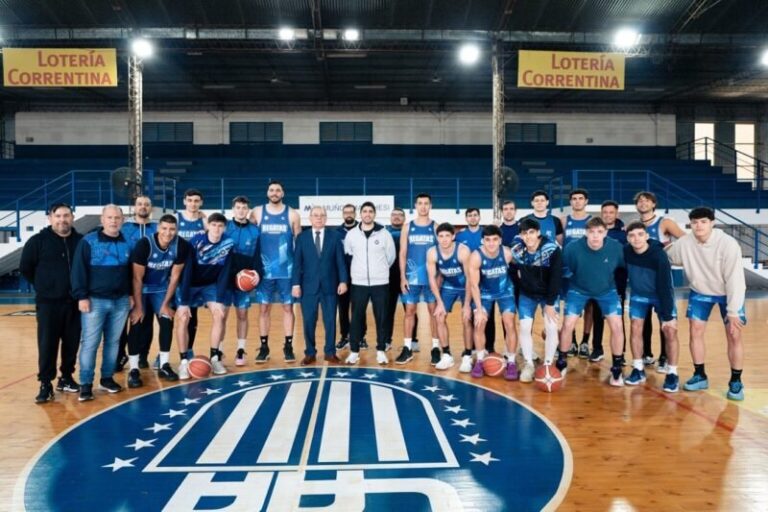 Plantel de Regatas Corrientes durante el primer entrenamiento de pretemporada