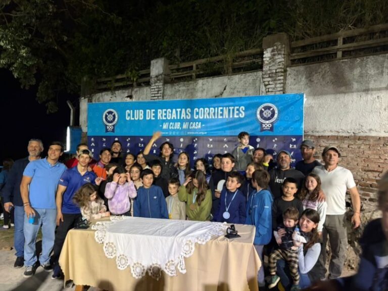 Regatistas del Club de Regatas Corrientes en la primera fecha del Clausura de Vela Ligera