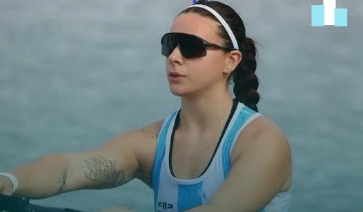 Agostina Manzotti en competencia de remo
