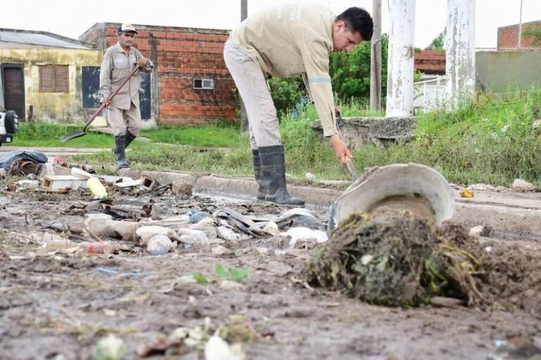 Cuadrilla de limpieza retirando residuos de una alcantarilla en Corrientes