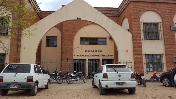 Fachada de la Escuela N° 956 Medalla Milagrosa en Corrientes
