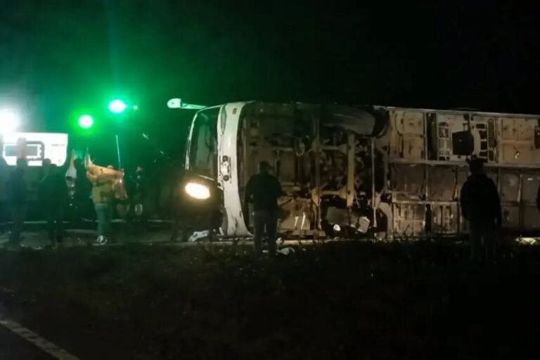 Vuelco de colectivo en la Ruta Nacional 14 a la altura de Alvear