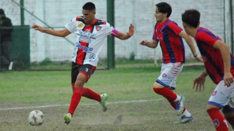Jugadores de Sacachispas celebran un gol en el partido ante Deportivo Empedrado
