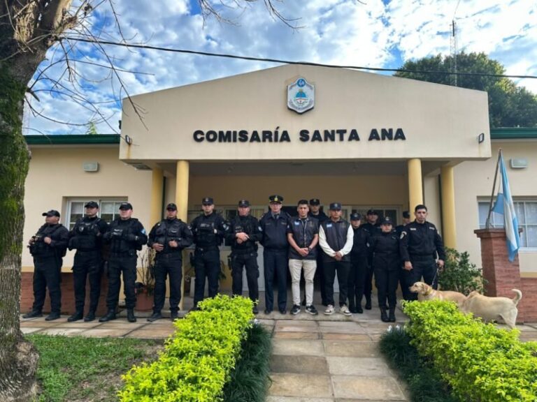 Efectivos policiales durante allanamiento en Santa Ana de los Guácaras