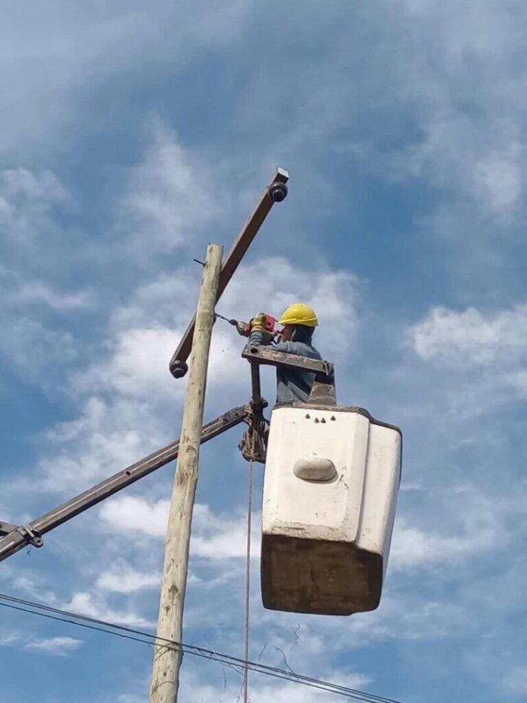Trabajos de mantenimiento eléctrico en líneas de media tensión en Corrientes