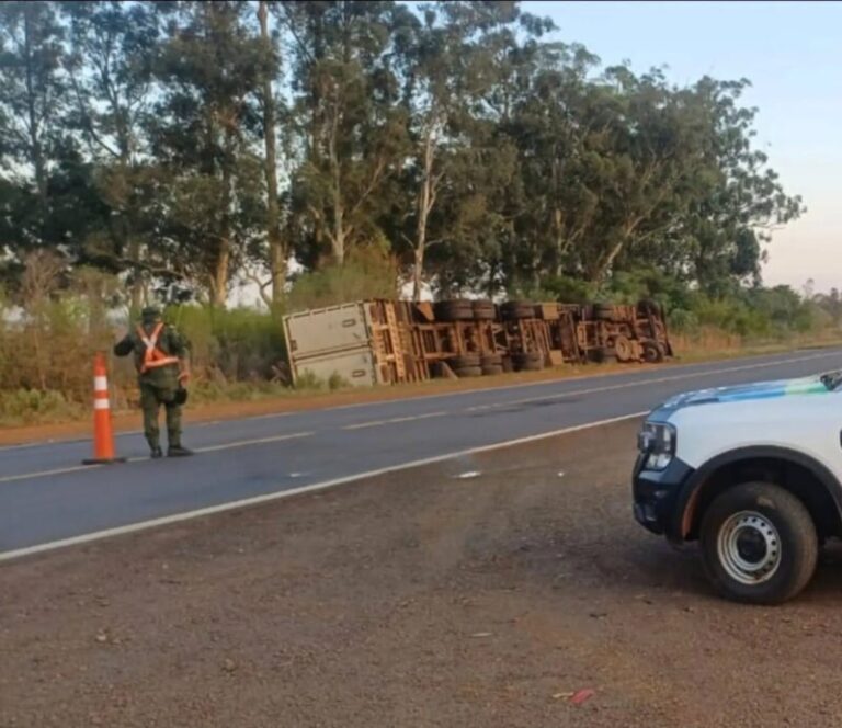 Camión volcado en la Ruta Nacional 14, kilómetro 725, en Corrientes