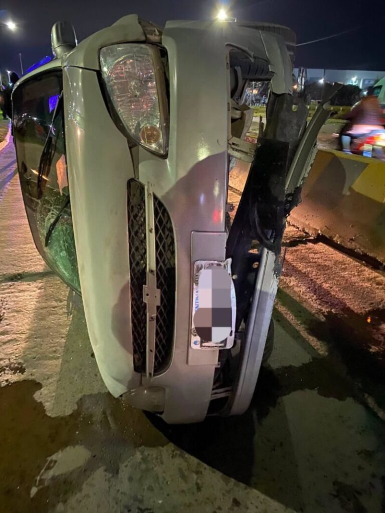 Auto volcado en la Ruta 5 cerca de la rotonda con las rutas 5 y 12