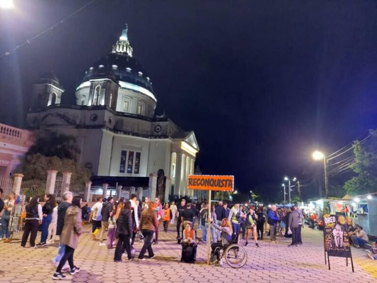 Multitud de peregrinos en la explanada de la Basílica de Itatí durante la Misa Central