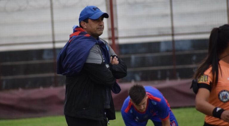 Alfredo Villegas, técnico de Huracán Corrientes, en conferencia de prensa