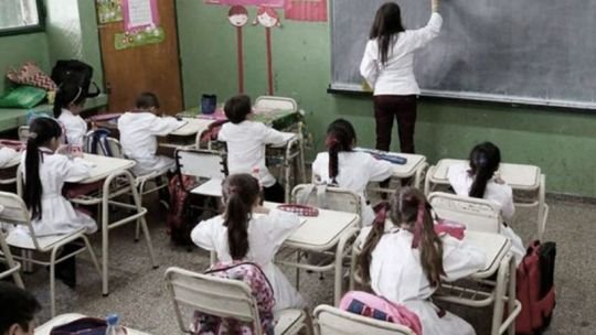 Estudiantes rindiendo una prueba en un aula