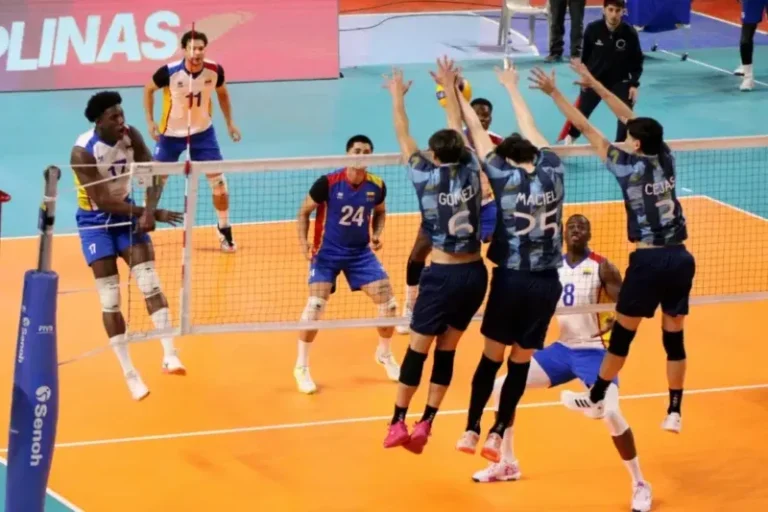 Jugadores de la Selección Argentina de vóleibol celebrando un punto durante el partido contra Colombia en los Juegos Suramericanos