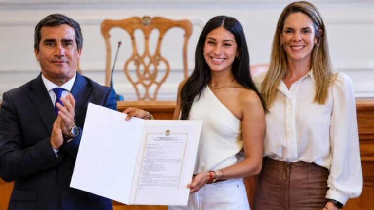 Azul María Luque, deportista correntina de salto ecuestre, recibe la distinción Jóvenes de Honor