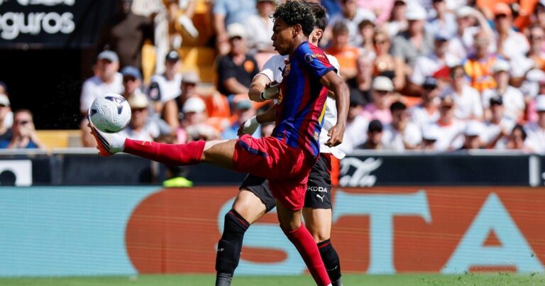 Jugadores del Barcelona celebran un gol ante Valencia en Mestalla