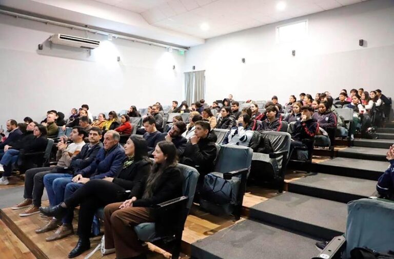 Presentación del programa del Mes del Estudiante 2026 en la Casa de la Cultura de Bella Vista