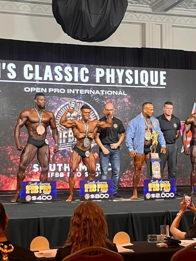 Benjamín Sotelo posa con la medalla de oro en el 51° Campeonato Sudamericano de Fisicoculturismo y Fitness IFBB
