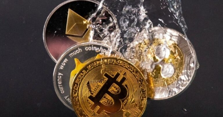 Representación gráfica del Bitcoin con fondo de cotizaciones