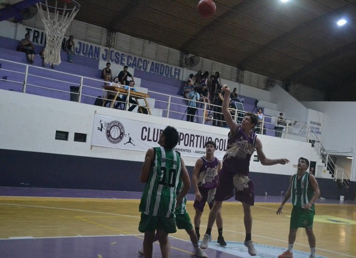 Blas Fornies, jugador de Deportivo Colón, en partido de básquetbol