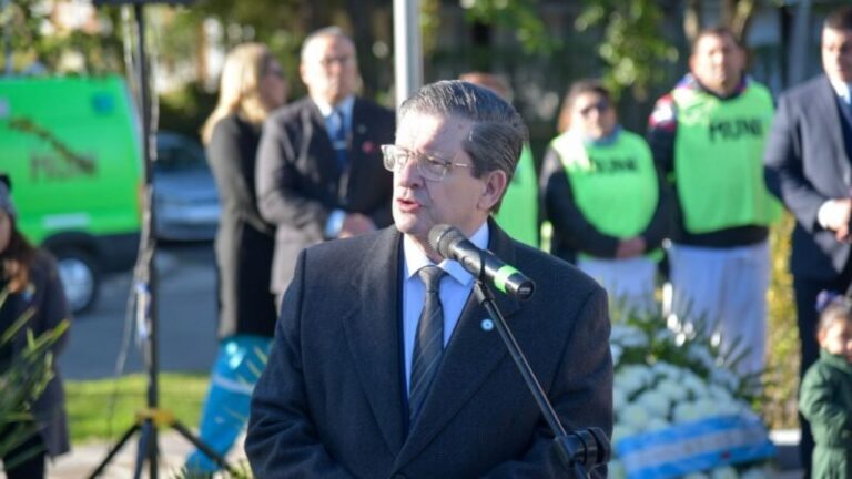 Vicegobernador Pedro Braillard Poccard durante la caminata por el Día Internacional de Concientización sobre el Alzheimer en la Costanera General San Martín