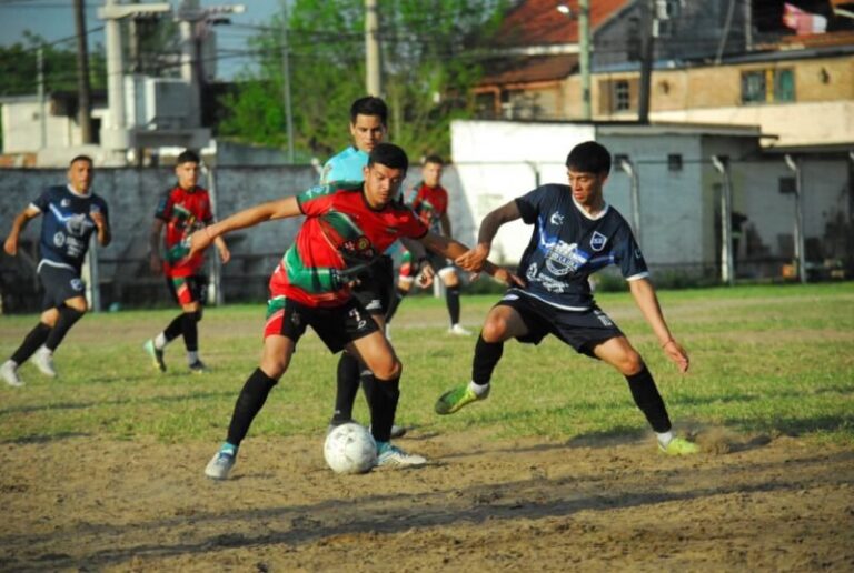 Jugadores de Camba Cuá y Deportivo Mandiyú durante el partido en el estadio de Lipton
