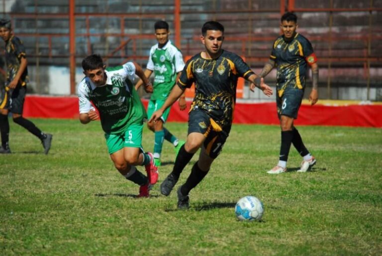 Jugadores de Cambá Cuá celebran la victoria que los deja como líderes del Torneo Oficial de Primera A de la Liga Correntina