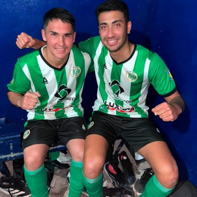 Partido de fútbol entre Camba Cuá y Sportivo Corrientes en el estadio de Rivadavia