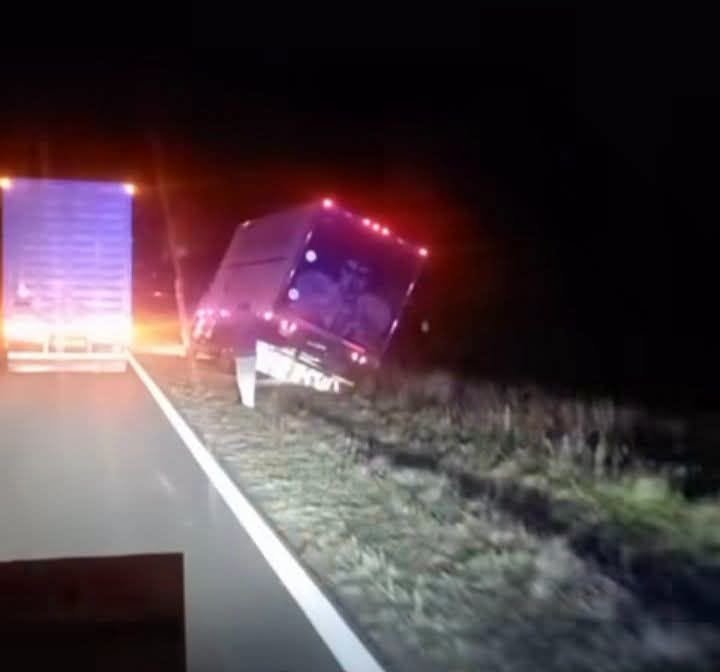 Camión volcado en la banquina de la Ruta Nacional 14 en La Cruz, Corrientes