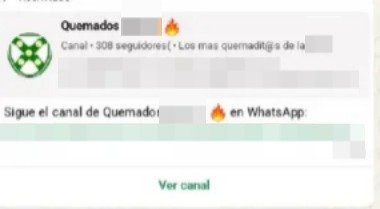 Estudiantes utilizando teléfonos móviles en un establecimiento educativo