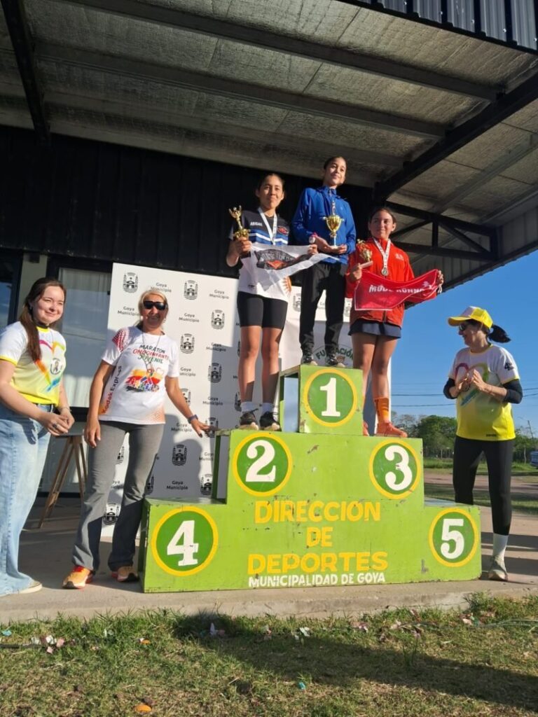 Niños corriendo en la carrera solidaria en el Predio Costa Surubí de Goya