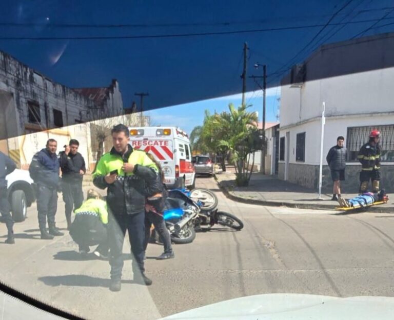 Motocicletas superpuestas tras el choque en calle Brasil al 900 de Goya