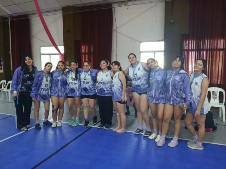 Jugadoras de cestoball del Club Deportivo Colón durante un partido