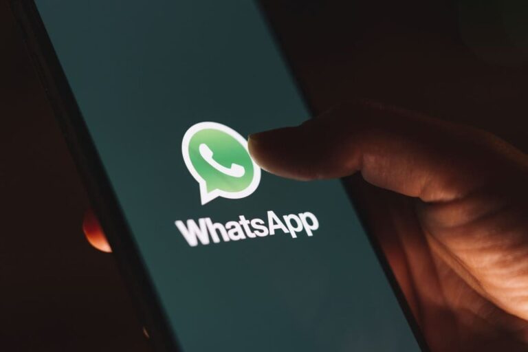 Teléfono móvil mostrando la aplicación WhatsApp