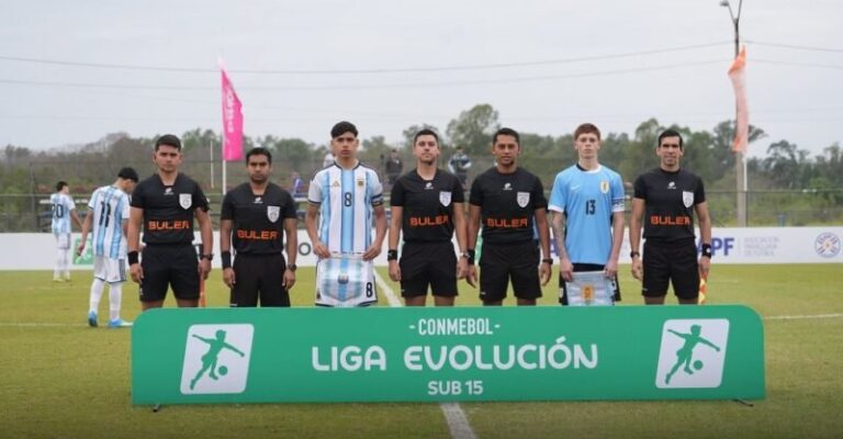 Benjamín Sosa durante el partido entre Argentina y Uruguay en la Liga Evolución Sub 15