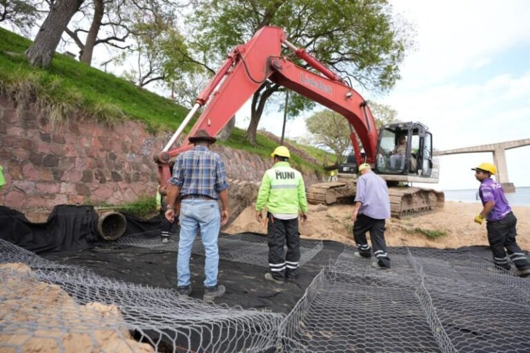 Obra de reconstrucción de la defensa costera en la playa Malvinas 2 de Corrientes