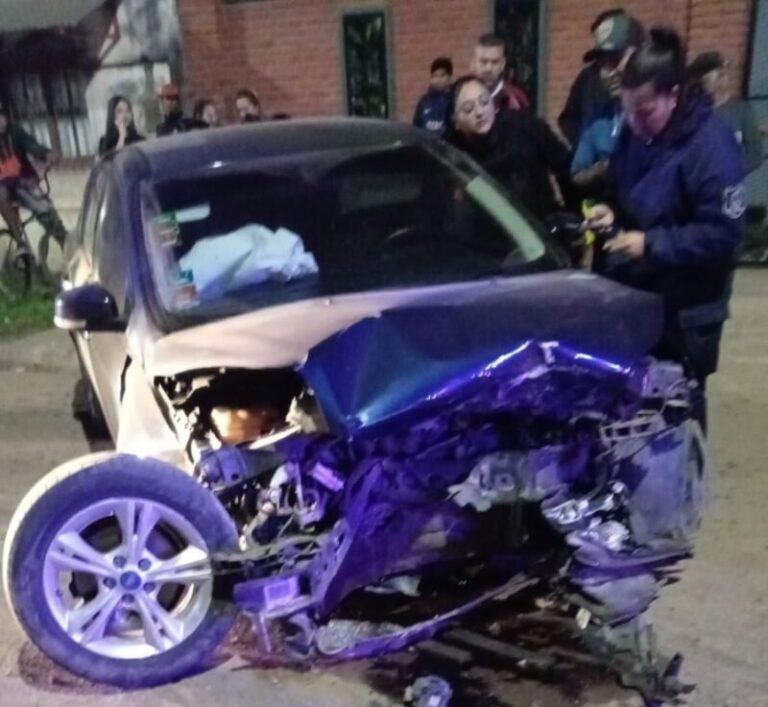Auto con daños en el frente tras chocar contra dos vehículos estacionados en calle Zárate al 3029, Corrientes