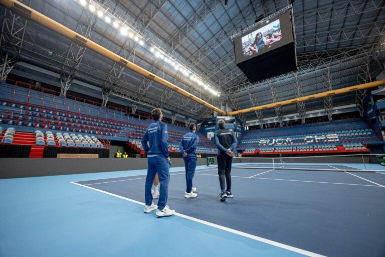 Cancha de tenis de Copa Davis en el estadio Ruca Che de Neuquén