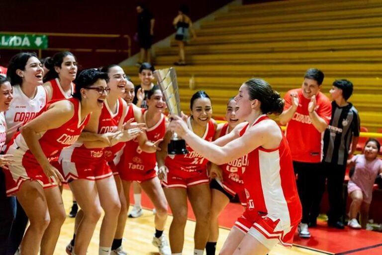 Jugadoras del club Córdoba celebrando el título del torneo Asociativo femenino en Resistencia