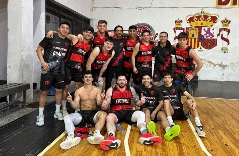 Jugadores de básquetbol en partido de la Liga Provincial de Mayores de Corrientes