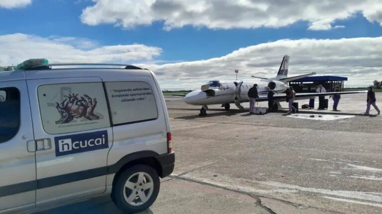 Equipo médico durante un operativo de ablación en el Hospital Escuela de Corrientes