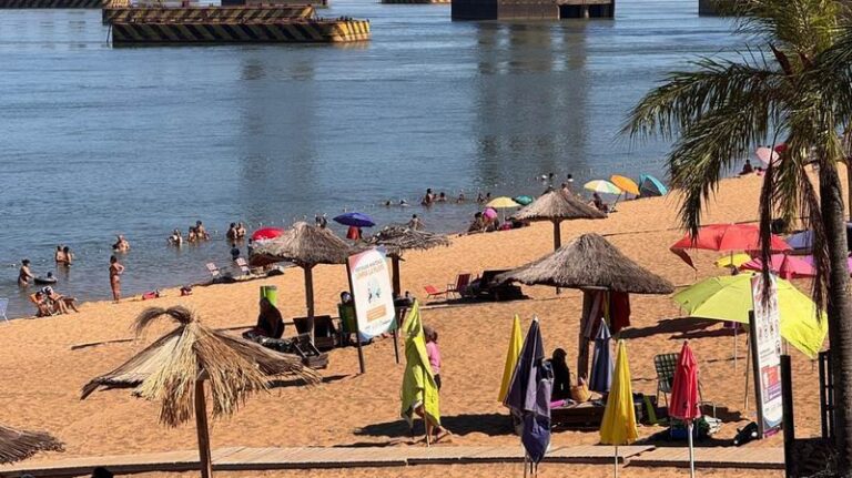 Balneario de la ciudad de Corrientes con el río Paraná