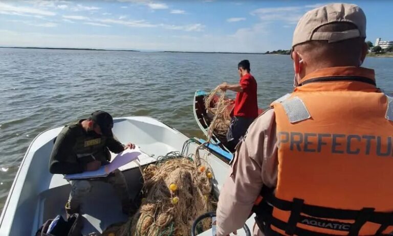Río Paraná en la provincia de Corrientes, escenario de la veda extraordinaria de pesca