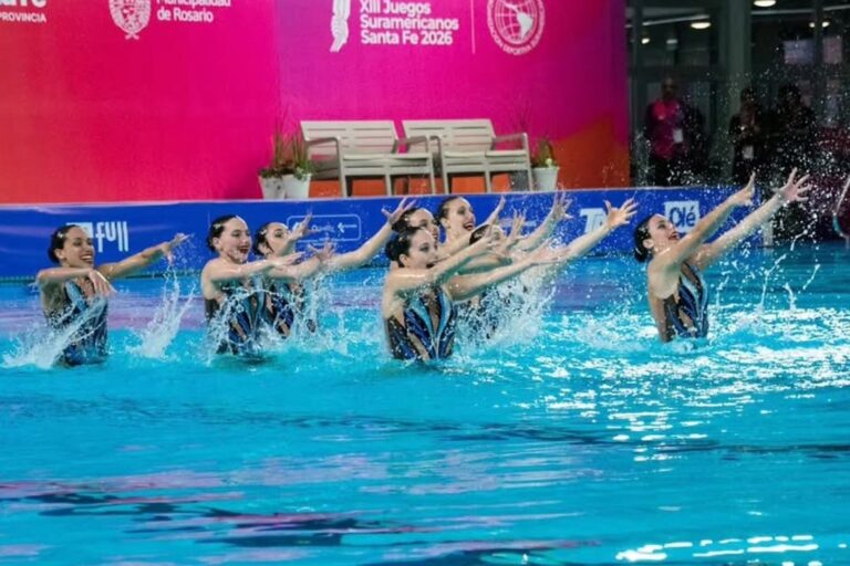 Equipo argentino de natación artística durante la final de equipos mixtos en los Juegos Suramericanos 2026