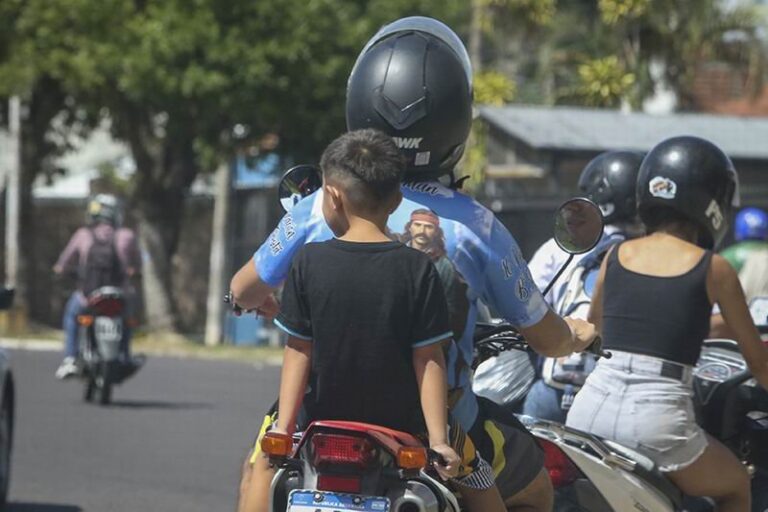 Moto estacionada en la calle en Corrientes