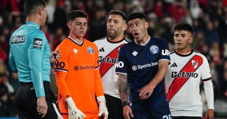 Daniel Vila, presidente de Independiente Rivadavia, en el Estadio Monumental