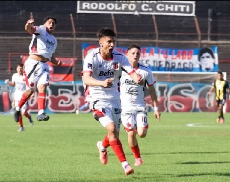 Jugadores de Defensores de Belgrano celebrando un gol en el estadio Juan Pasquale