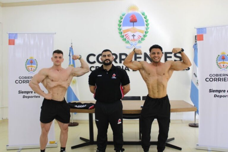 Atletas de fisicoculturismo de Corrientes en competencia