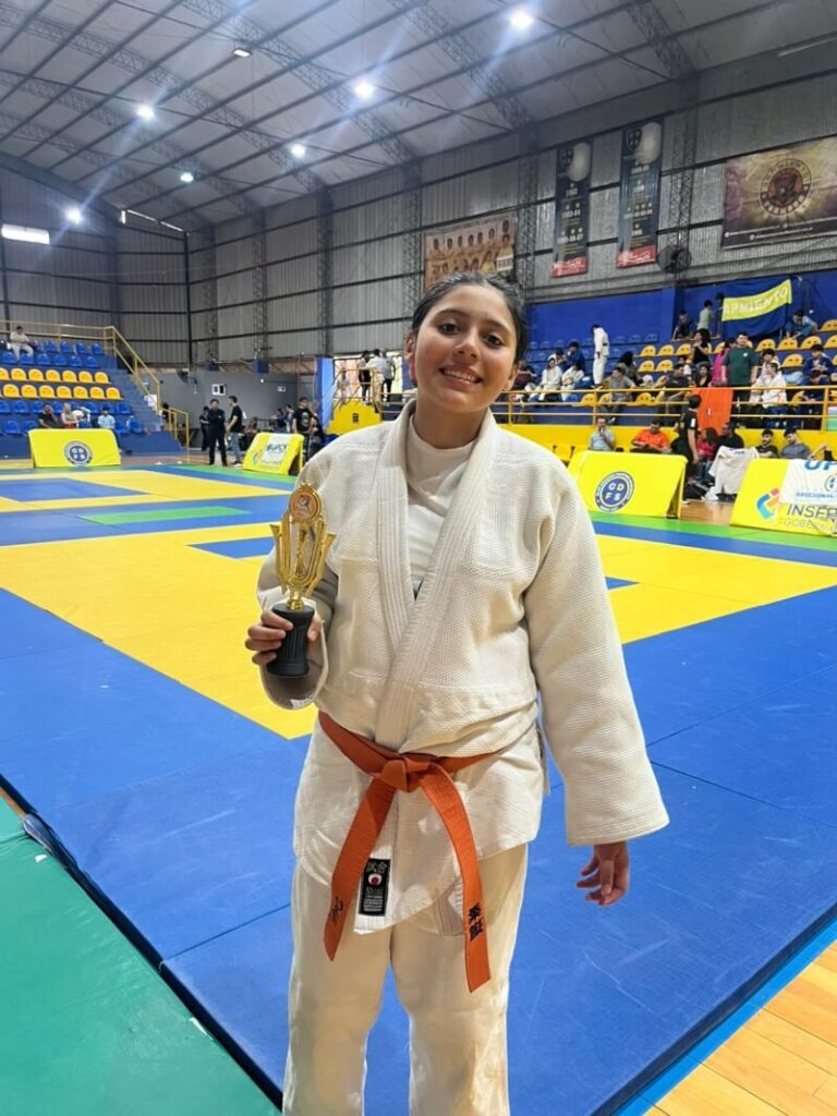 Delfina Buffil, judoca del Club de Regatas Corrientes, con la medalla de oro en la Copa UPCN
